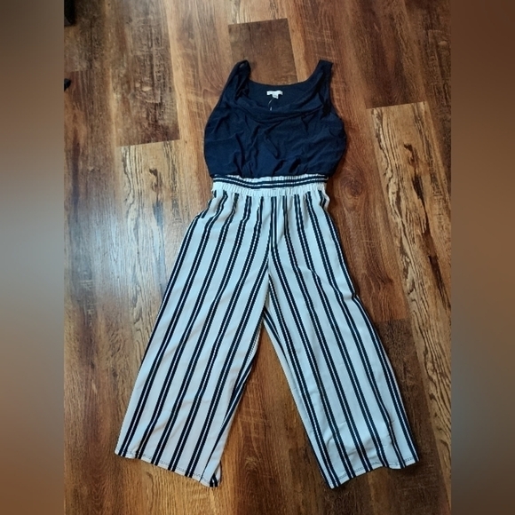 Est 1946 jumper small black stripes on bottom ties in back - Picture 4 of 11